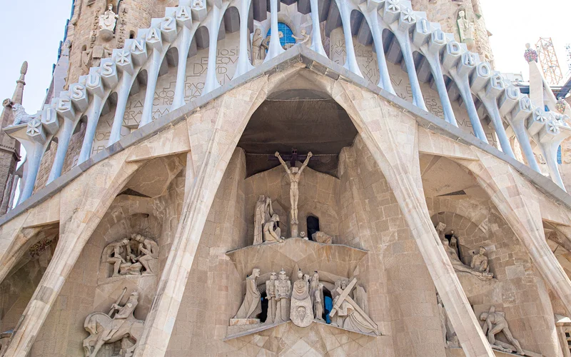 Detalhe da Fachada da Paixão da Sagrada Família com esculturas de Subirachs