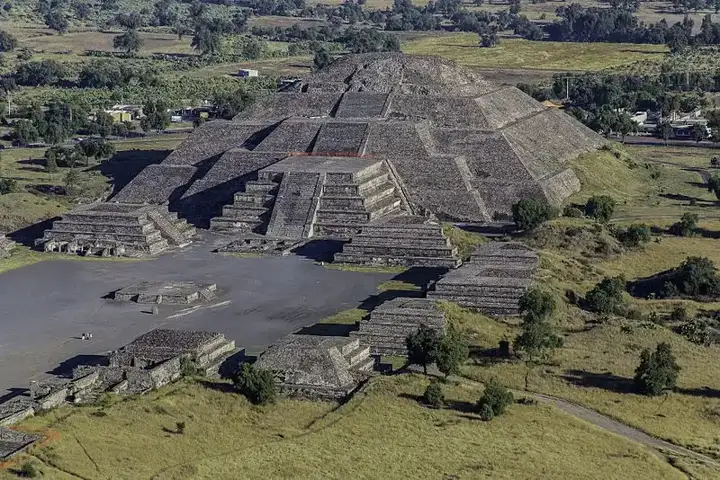 Pirâmide da Lua de Teotihuacán vista de cima, com a Calçada dos Mortos e plataformas escalonadas, sítio arqueológico anterior aos astecas