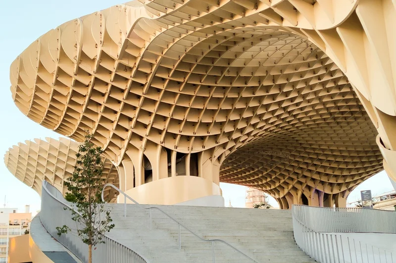 Estrutura de madeira monumental do Metropol Parasol em Sevilha — referência de materiais leves criando grandeza arquitetônica