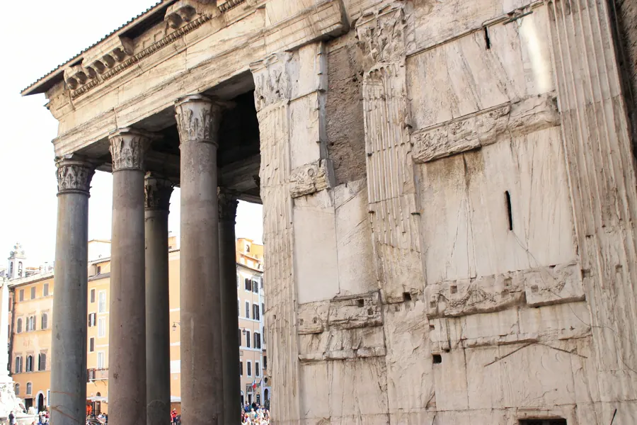 Pórtico do Panteão de Roma com colunas coríntias monumentais em granito