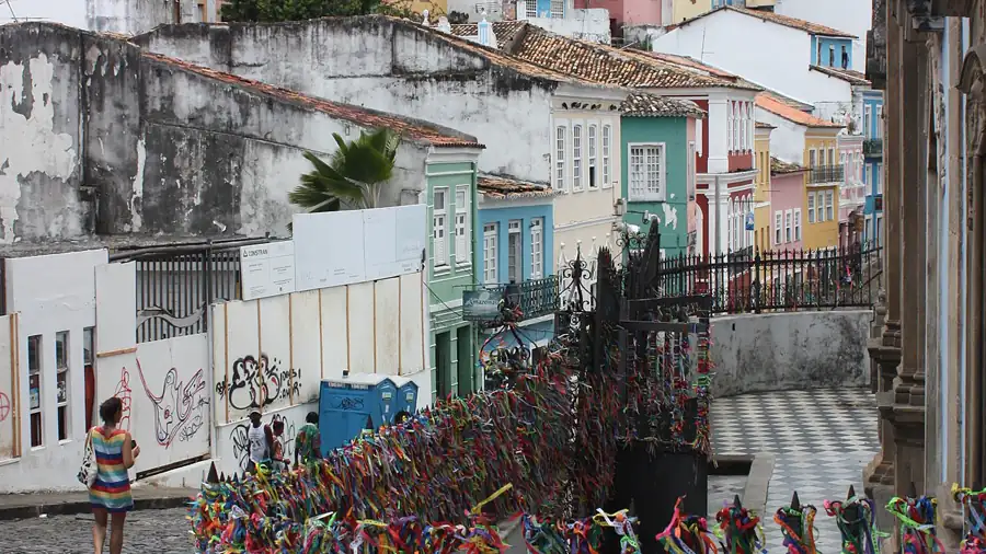 Largo do Pelourinho em Salvador (BA) — sobrados coloridos restaurados do ciclo do açúcar