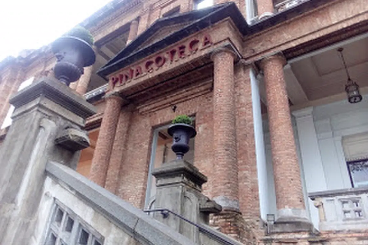 Fachada da Pinacoteca do Estado de São Paulo, edifício eclético em tijolo aparente projetado por Ramos de Azevedo
