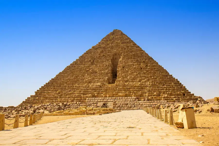 Pirâmide de Miquerinos em Gizé vista frontalmente, 61m de altura, c. 2490 a.C.