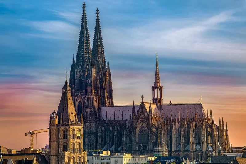 Catedral de Colonia ao entardecer, com torres gemeas em silhueta