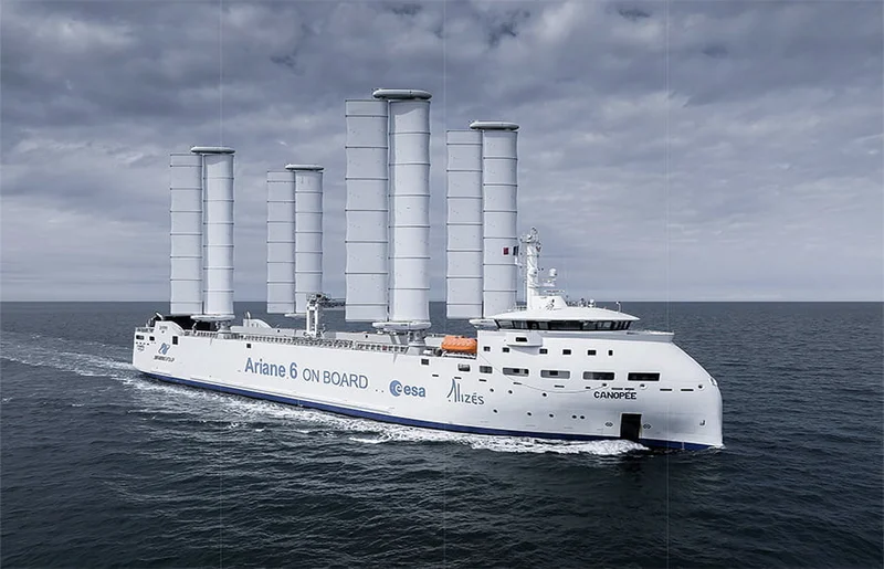 Navio com sistemas de propulsão sustentável