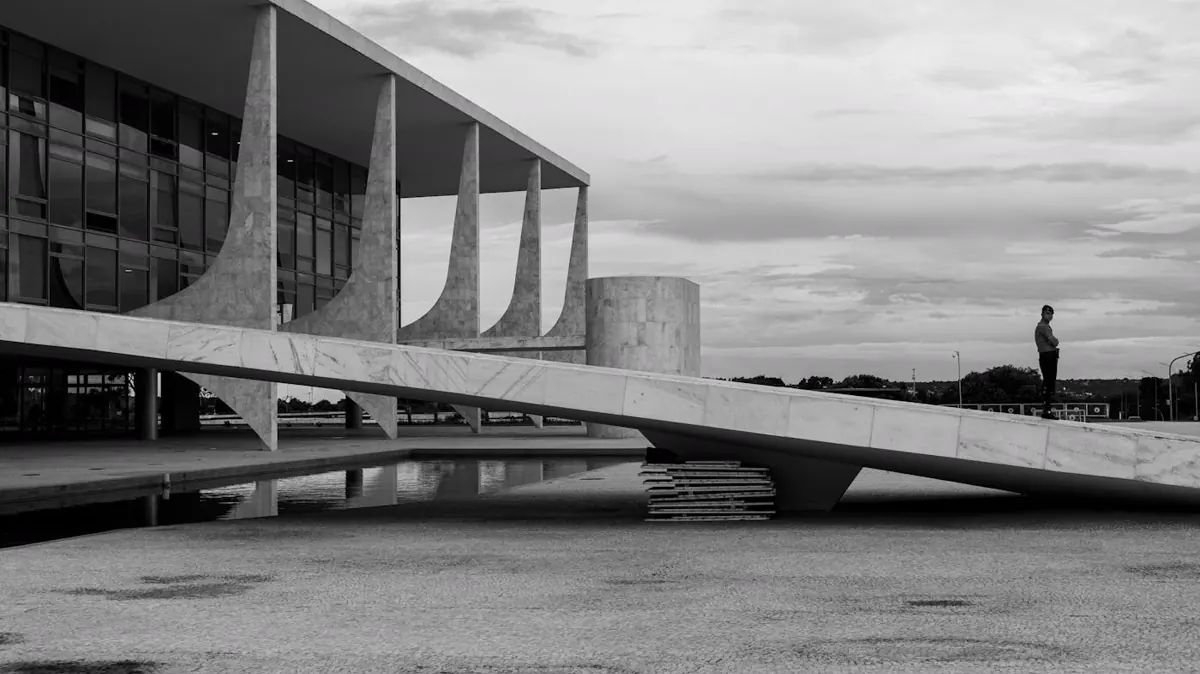 Palácio do Planalto em Brasília, projeto de Oscar Niemeyer, com aletas curvas de concreto e espelho d'água