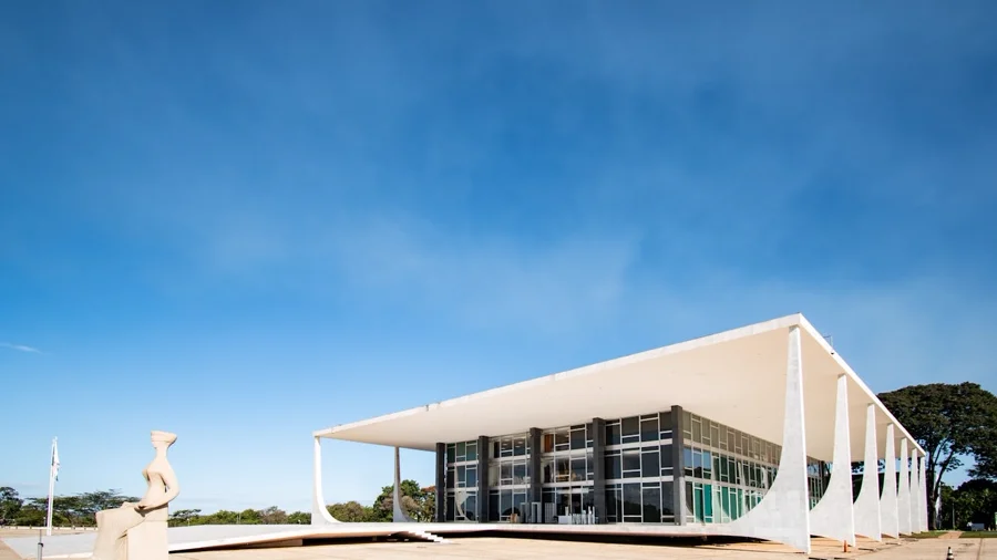Supremo Tribunal Federal em Brasília, projeto de Oscar Niemeyer, com a estátua da Justiça em primeiro plano