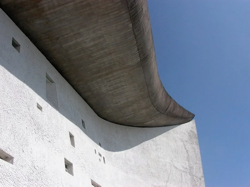 Detalhe do telhado curvilíneo da Capela de Ronchamp, mostrando a fresta de luz.