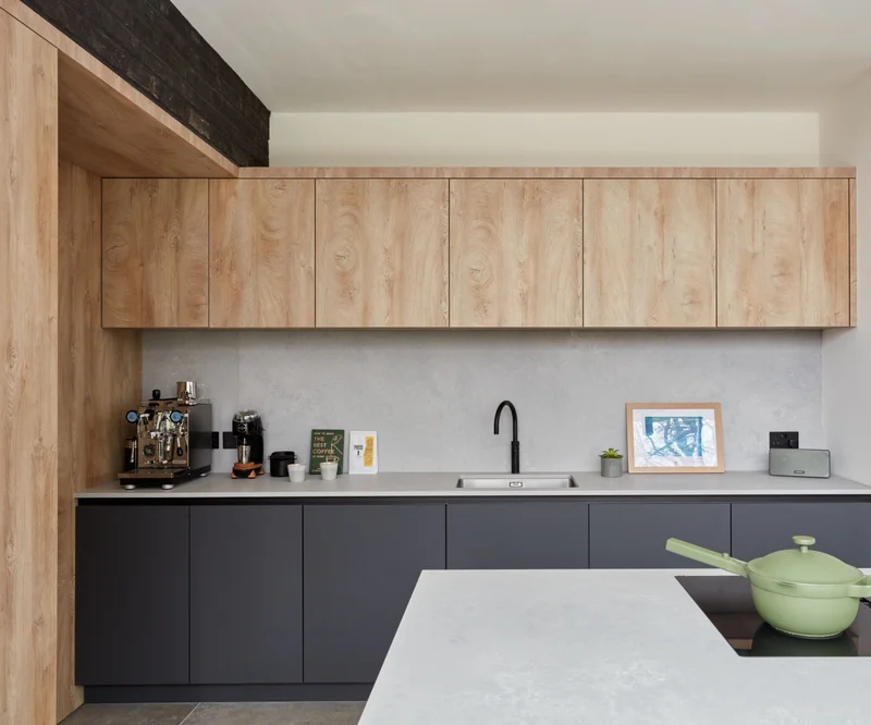 Bancada de cozinha em cimento queimado com cuba embutida.