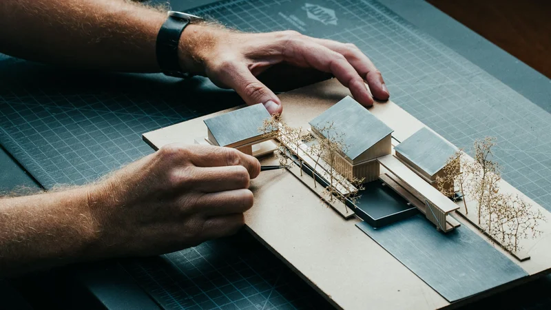 Maquete de estudo de um projeto arquitetônico, mostrando a volumetria e a implantação no terreno.