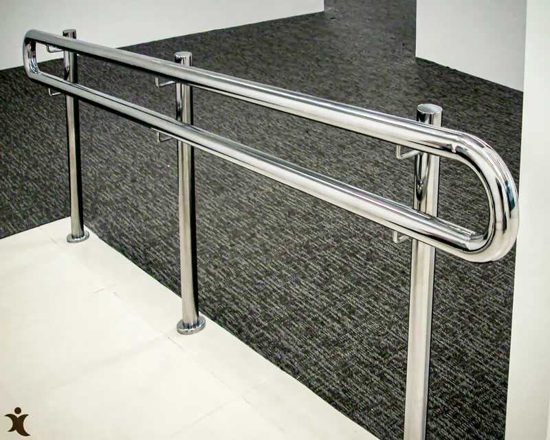 Corrimão Acessível: O Guia Definitivo da NBR 9050 para Arquitetura Inclusiva