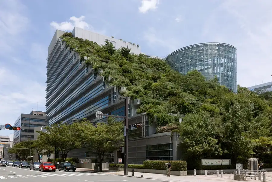 Edifício ACROS Fukuoka com telhado verde escalonado em terraços ajardinados sobre estrutura de concreto e vidro