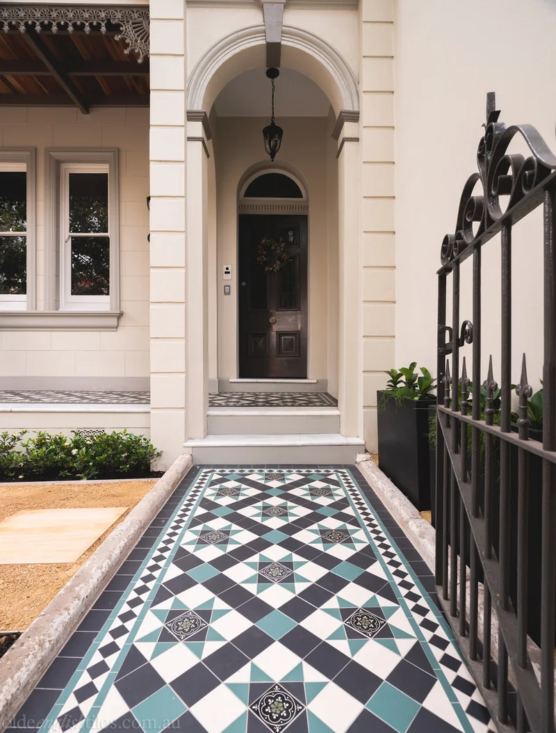Paginação geométrica decorativa executada em piso, com peças cortadas em diagonal formando losangos e estrelas ao longo das bordas