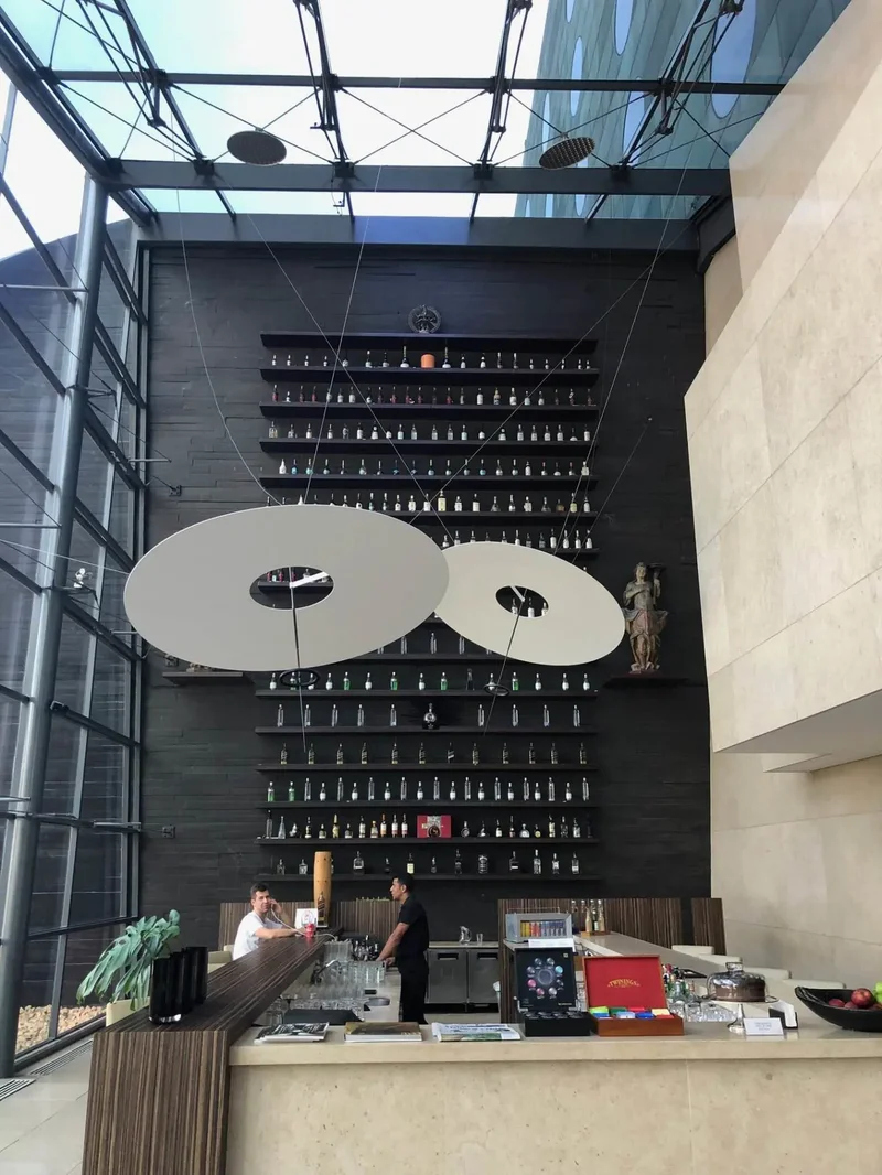 Interior de um dos quartos do Hotel Unique, com a janela circular em destaque.