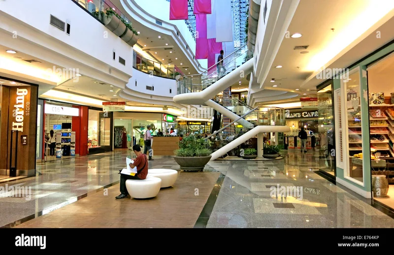 Interior do Brasília Shopping, com suas formas curvas e iluminação natural.
