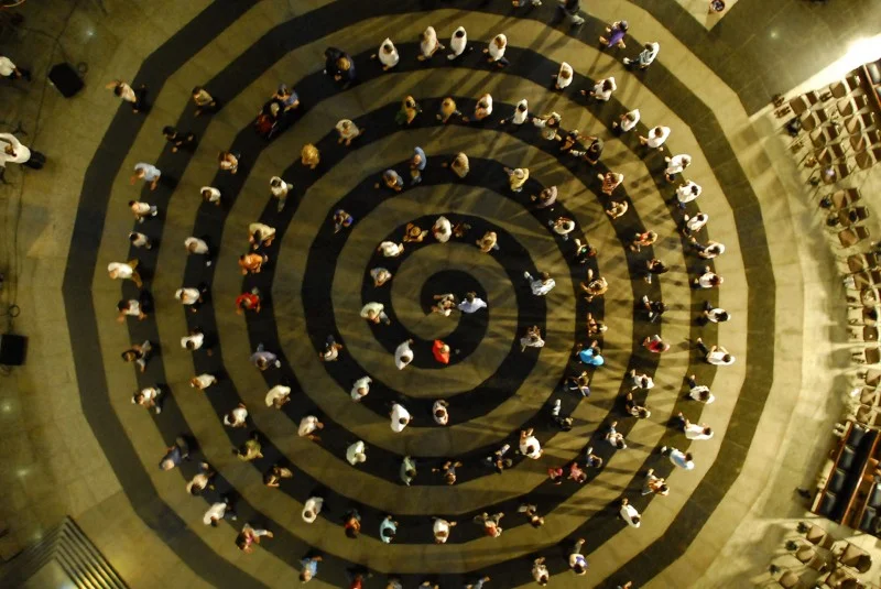Pessoas caminhando pela espiral na Nave do Templo da Boa Vontade.