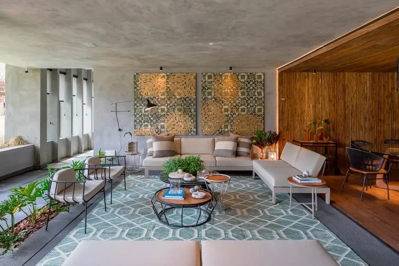 Ambiente com elementos decorativos urbanos integrados ao piso de cimento queimado