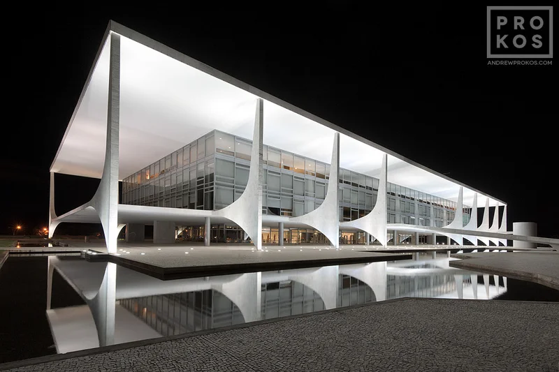 Detalhe dos pilares-asa do Palácio do Planalto: lâminas de concreto branco estreitas na base e abertas no topo, sustentando a laje da cobertura