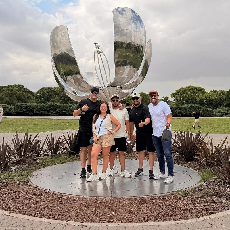 Turistas tirando fotos em frente à Floralis Genérica.