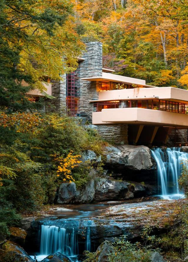Fallingwater de Frank Lloyd Wright, com terraços em balanço sobre a cachoeira de Bear Run