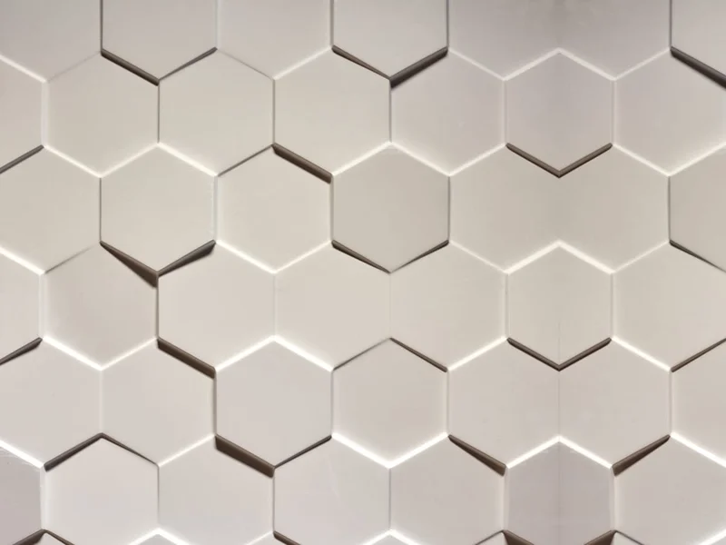 Detalhe de placa gesso 3D parede no padrão hexagonal com iluminação rasante