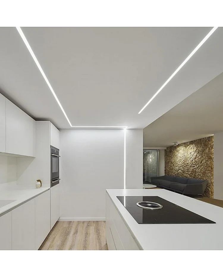 Detalhe de um rasgo de luz no forro de gesso, uma solução de iluminação minimalista e moderna.