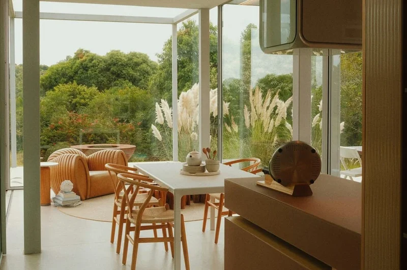 Sala iluminada com luz natural e luminária pendente