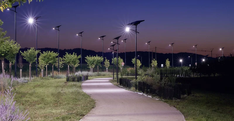 Jardim público iluminado com luminárias solares e sensores de presença