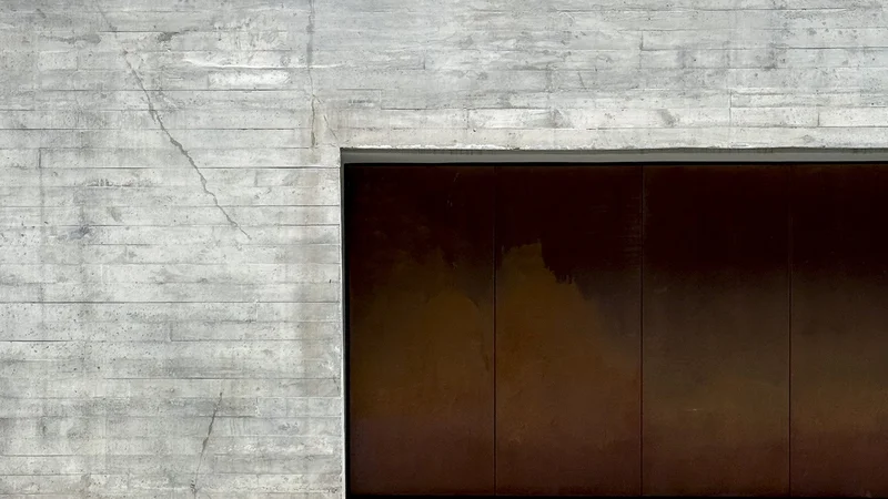 Detalhe da fachada de um projeto de Isay Weinfeld, com a textura do concreto aparente em destaque
