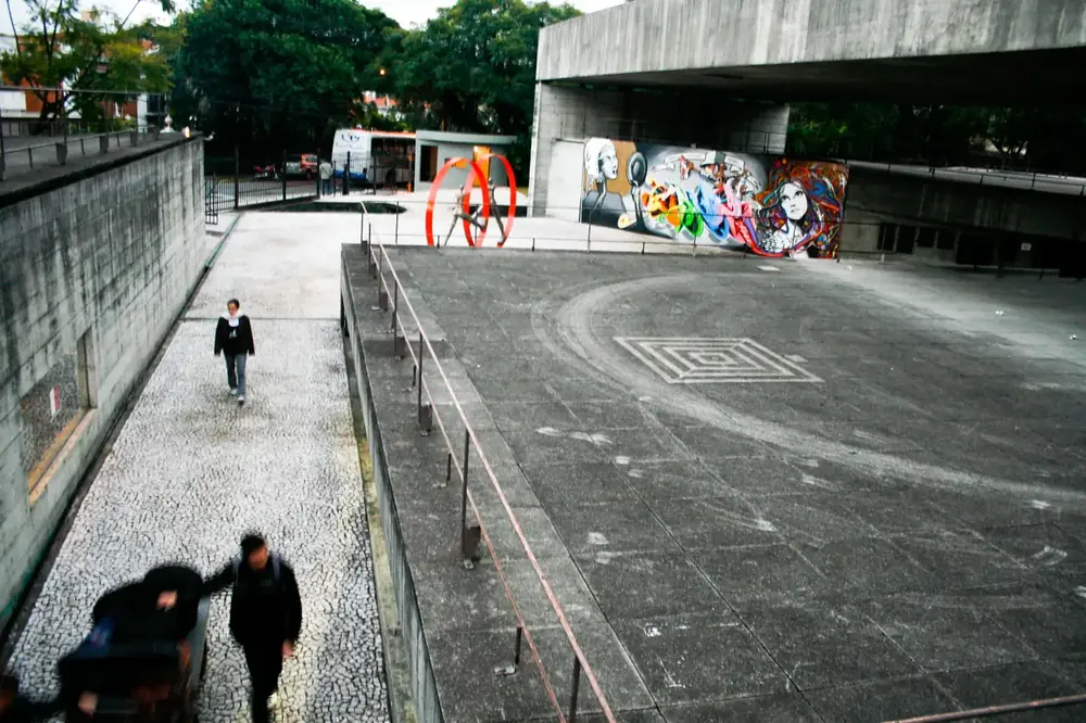 MuBE de Paulo Mendes da Rocha com grande estrutura de concreto sobre a praça