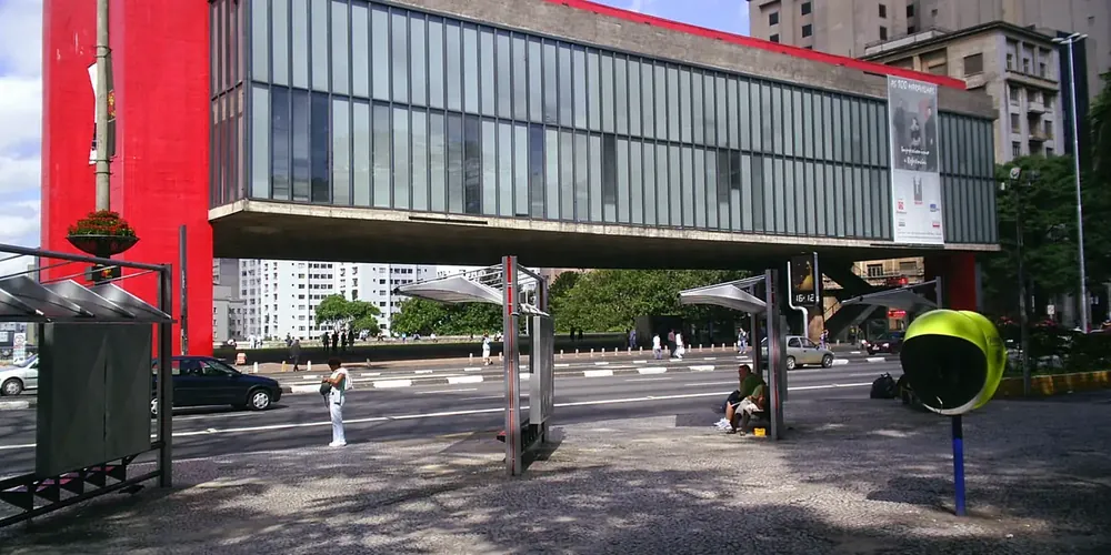 Edifício real elevado sobre pilotis deixando o térreo livre