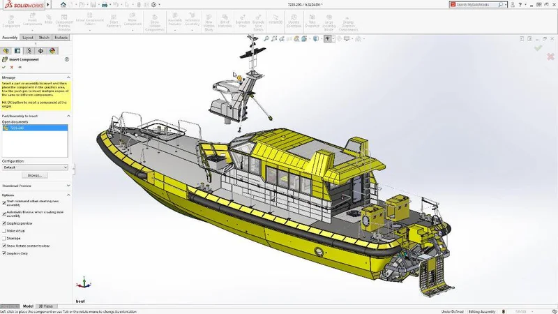 Engenheiro naval trabalhando em um modelo 3D de um navio em um computador