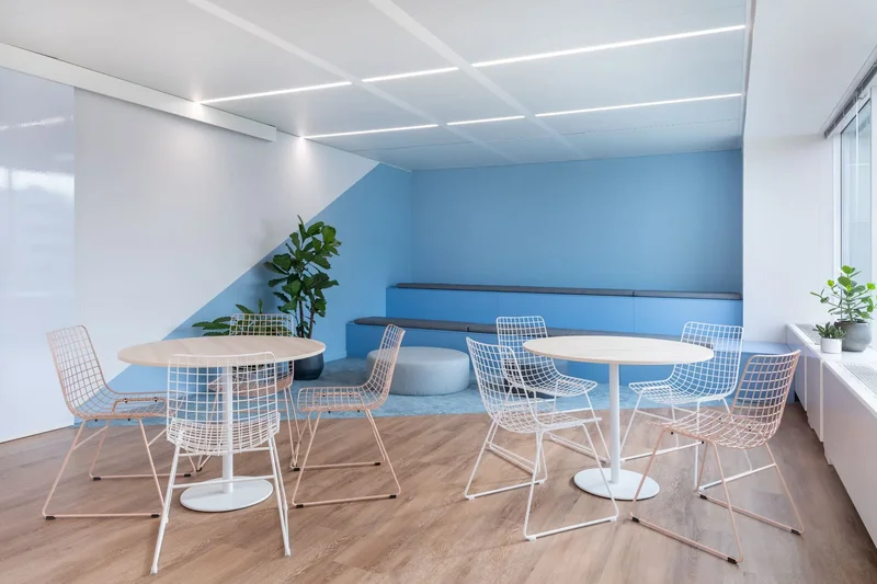 Escritório com paredes em tons de azul e verde para promover a calma e a concentração.