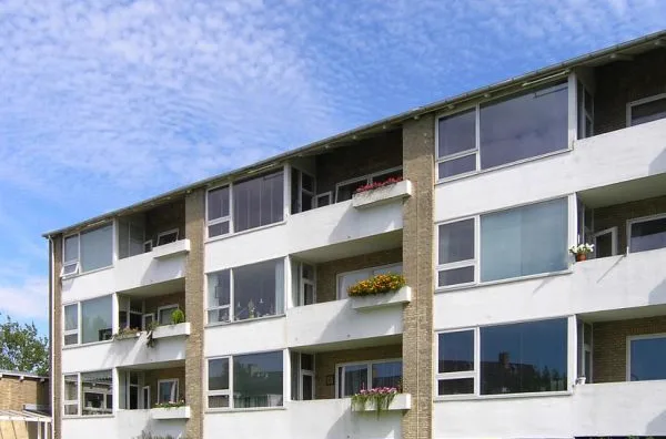 Fachada de edifício residencial multifamiliar moderno com varandas