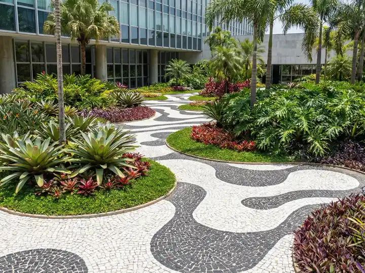 Jardim de Burle Marx visto de cima mostrando vegetação tropical, calçada em mosaico português, agave e palmeiras compondo cinco elementos