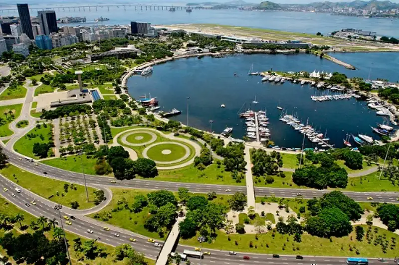 Vista aérea do Aterro do Flamengo no Rio de Janeiro com canteiros desenhados por Burle Marx, marina e Pão de Açúcar ao fundo