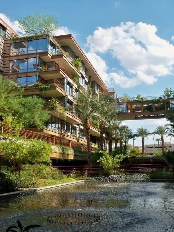 Edifício com espelho d'água e vegetação integrando arquitetura e paisagismo