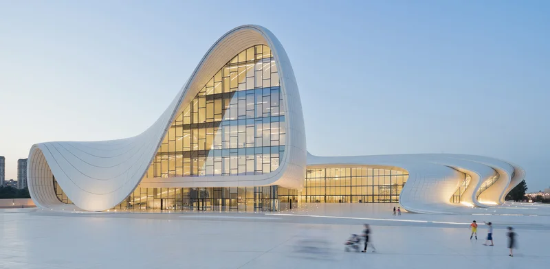 Heydar Aliyev Center, Baku: superfície branca contínua que sobe do chão e vira cobertura sem nenhum ângulo reto