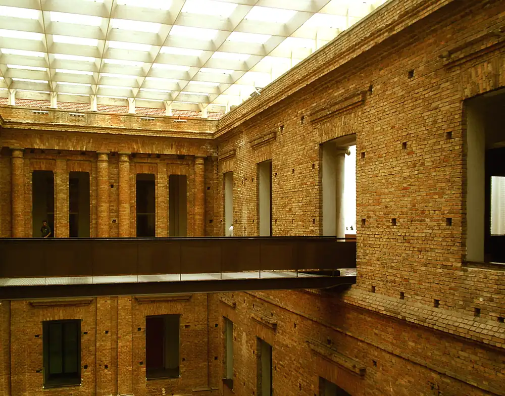 Pátio interno da Pinacoteca do Estado de São Paulo após a reforma de Paulo Mendes da Rocha: claraboia metálica e passarelas suspensas