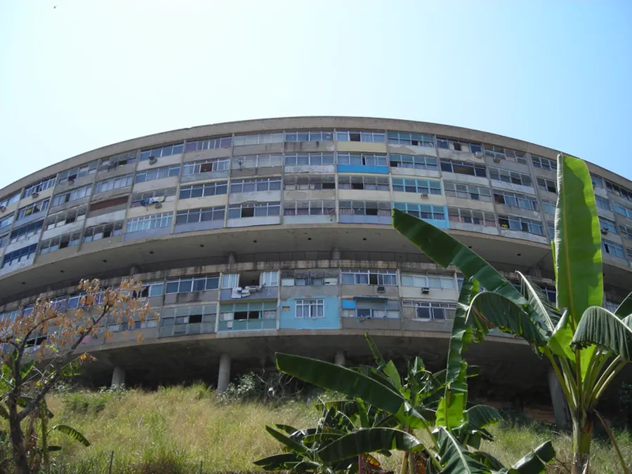 Conjunto Residencial Pedregulho de Affonso Eduardo Reidy, no Rio de Janeiro, com bloco curvo de 260 metros de comprimento elevado sobre pilotis no terreno em aclive