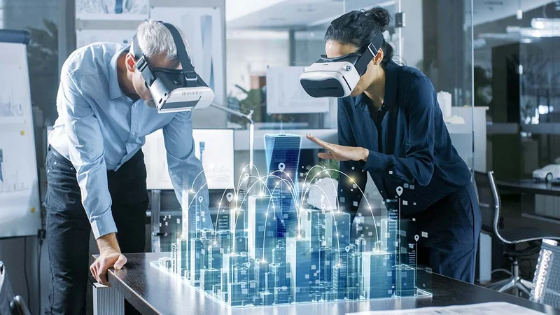 Dois arquitetos com headsets de realidade virtual analisando modelo 3D de cidade em maquete eletrônica
