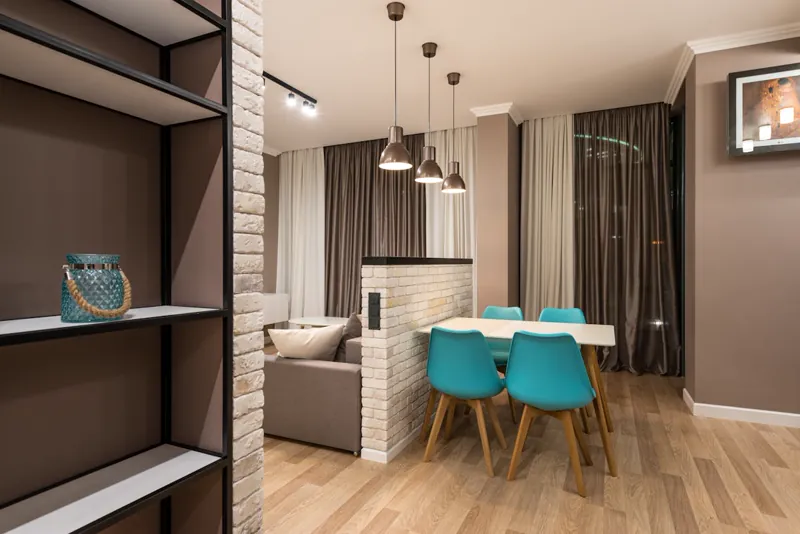 Studio moderno com planta aberta e cozinha integrada em espaço multifuncional minimalista