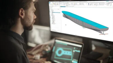 Engenheiro naval trabalhando em um modelo 3D de um navio em um computador