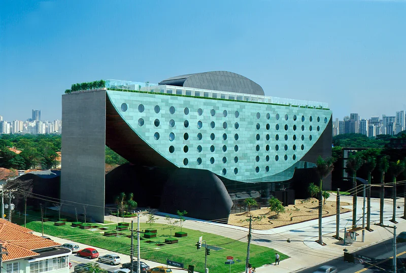 Fachada do Hotel Unique em São Paulo, com seu formato curvo e janelas redondas.