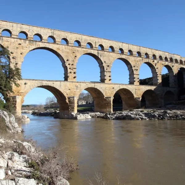 A Pont du Gard, um aqueduto romano na França, exemplo da precisão e durabilidade da engenharia romana.