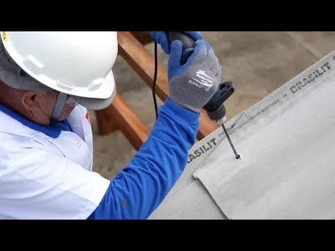 Profissionais instalando telha de fibrocimento