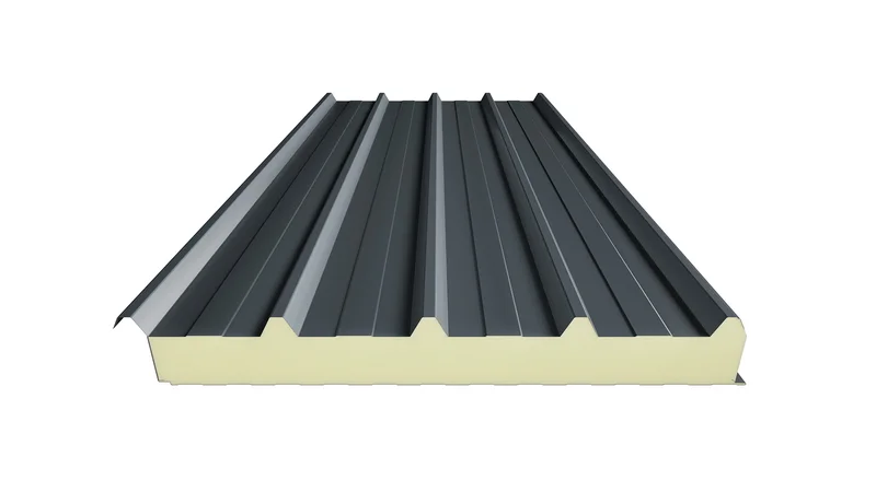 Telhado com telha metálica do tipo sanduíche, mostrando as duas chapas de aço com o isolante no meio.