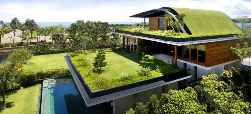 Pessoa realizando a manutenção de um telhado verde, verificando as plantas e o sistema de drenagem.