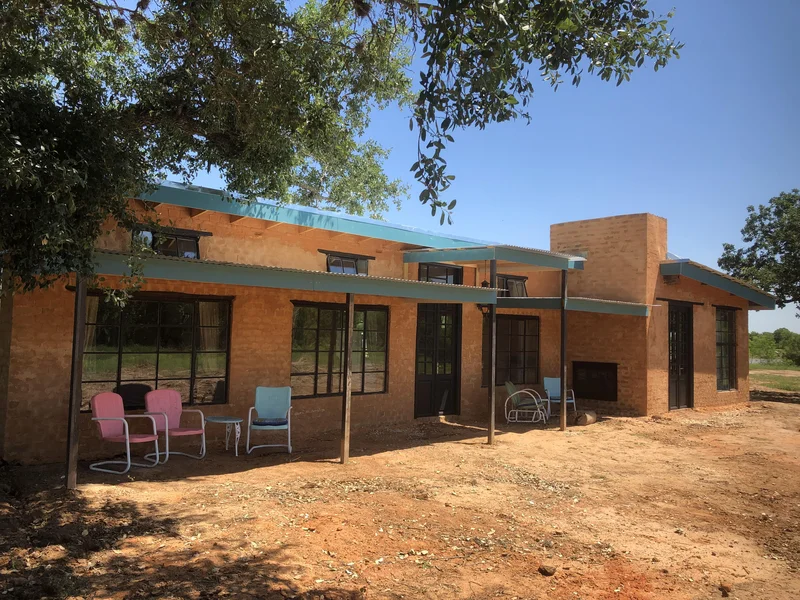 Casa construída com tijolo ecológico com acabamento rústico