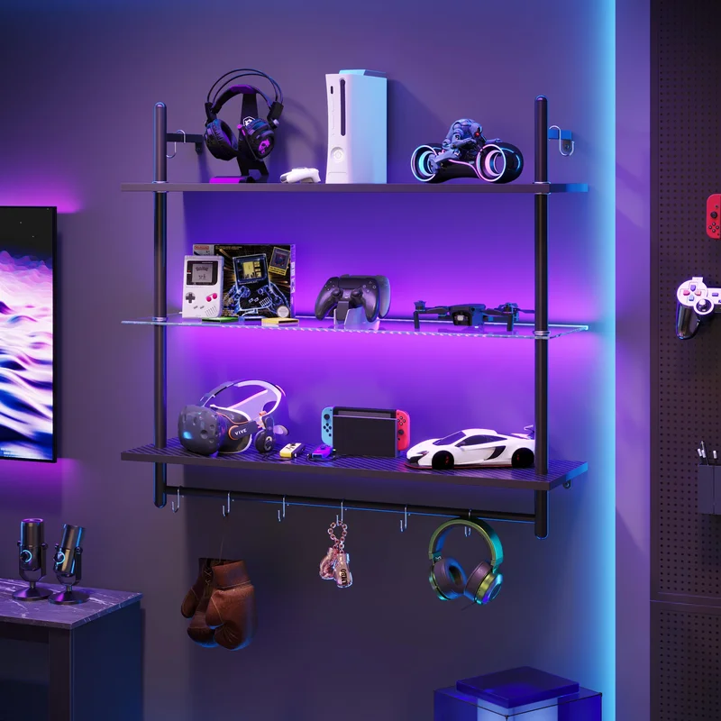 Prateleiras com action figures e colecionáveis de jogos, iluminadas com LEDs.